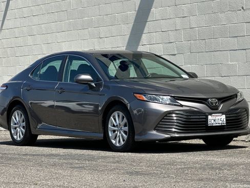 Used 2018 Toyota Camry LE FWD image 1