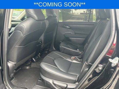 Used 2022 Toyota Highlander XLE AWD/4WD image 11