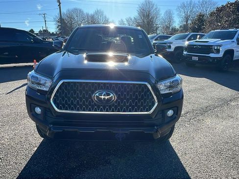 Used 2019 Toyota Tacoma TRD Sport image 2
