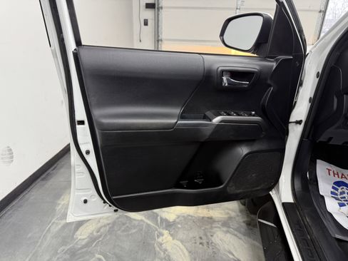 Used 2017 Toyota Tacoma TRD Off-Road image 12