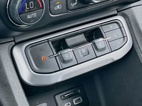 Used 2022 GMC Acadia SLE w/ Driver Convenience Package FWD image 17