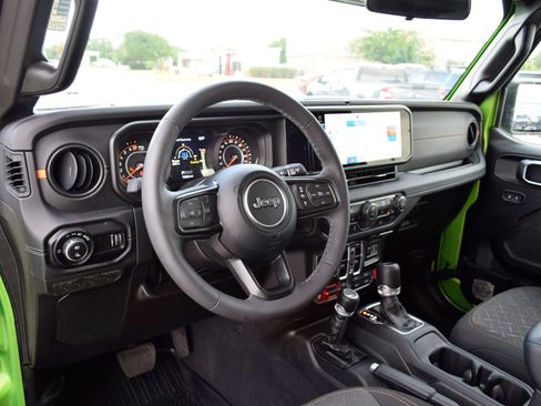 Used 2025 Jeep Gladiator Mojave w/ Convenience Group AWD/4WD image 17