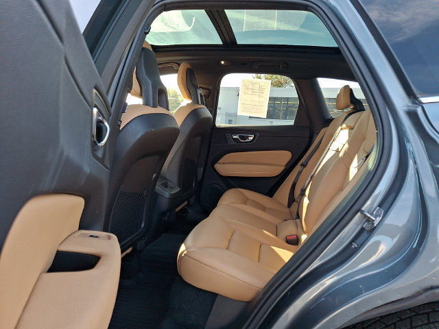 Used 2018 Volvo XC60 T5 Momentum w/ Convenience Package AWD/4WD image 10