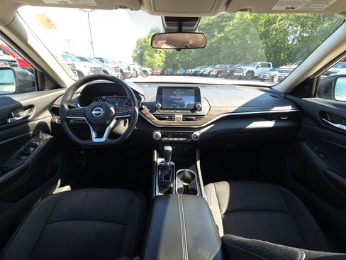 Used 2024 Nissan Altima 2.5 SV FWD image 29
