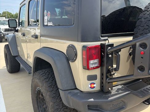 Used 2017 Jeep Wrangler Unlimited Rubicon AWD/4WD image 4