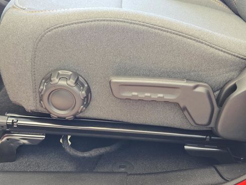 Used 2025 Jeep Wrangler Sport S image 19