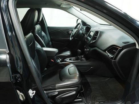 Used 2019 Jeep Cherokee Latitude Plus AWD/4WD image 14