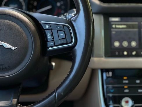Used 2019 Jaguar XF Premium RWD image 34