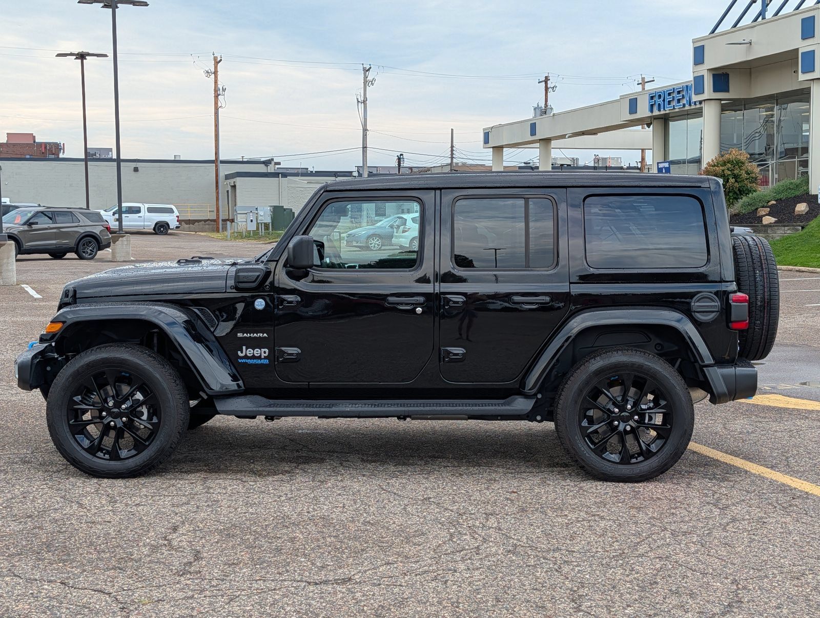 Used 2022 Jeep Wrangler Unlimited Sahara w/ Cold Weather Group AWD/4WD image 2