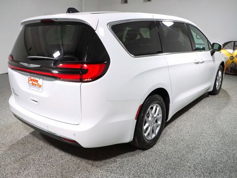 Used 2023 Chrysler Pacifica Touring-L FWD image 7