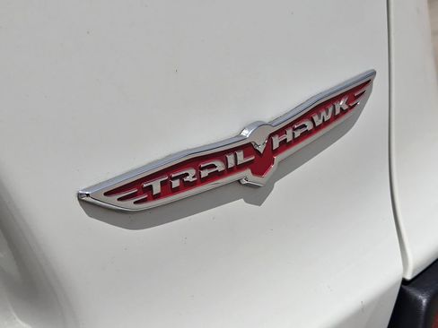 Used 2019 Jeep Cherokee Trailhawk w/ Comfort/Convenience Group AWD/4WD image 16