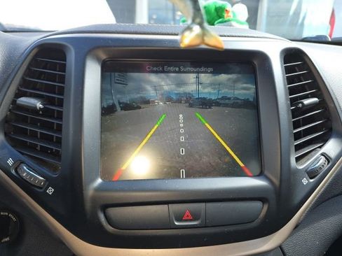 Used 2017 Jeep Cherokee Latitude w/ Cold Weather Group image 7