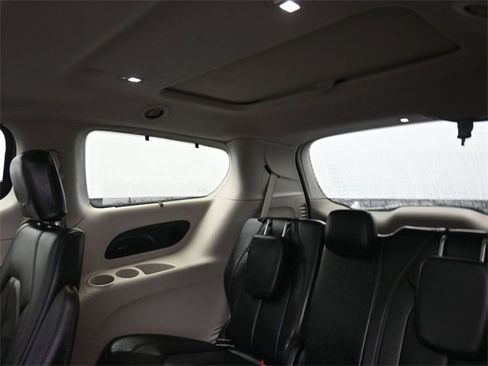 Used 2018 Chrysler Pacifica Touring-L Plus w/ Tire & Wheel Group image 20