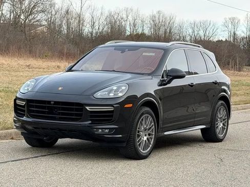 Used 2016 Porsche Cayenne Turbo image 4