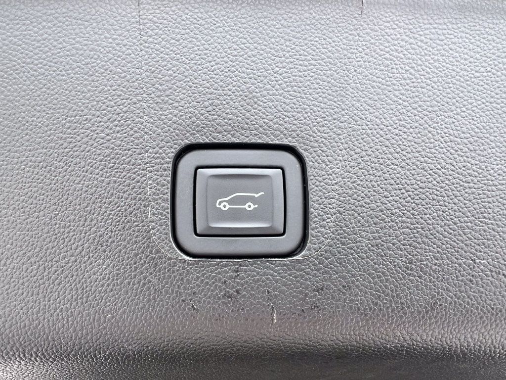 Used 2023 Chevrolet Traverse LT AWD/4WD image 9