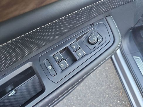 Used 2025 Volkswagen Atlas SE image 25