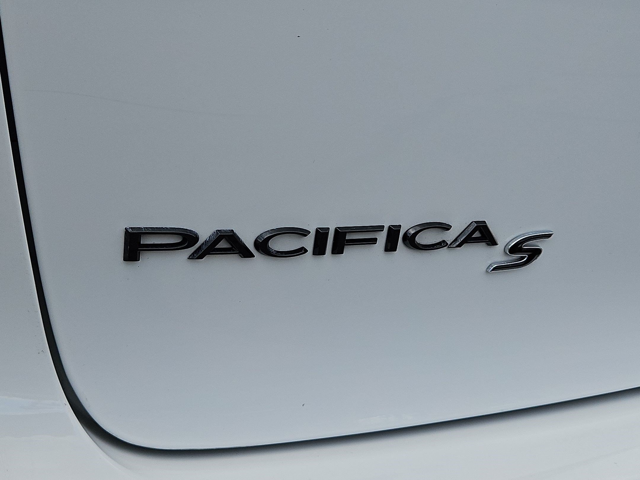 Used 2020 Chrysler Pacifica Touring-L FWD image 25