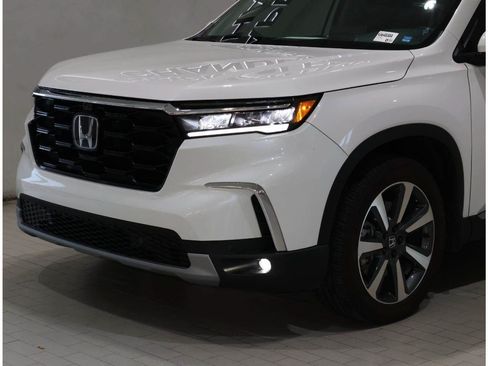 Used 2025 Honda Pilot Elite image 2
