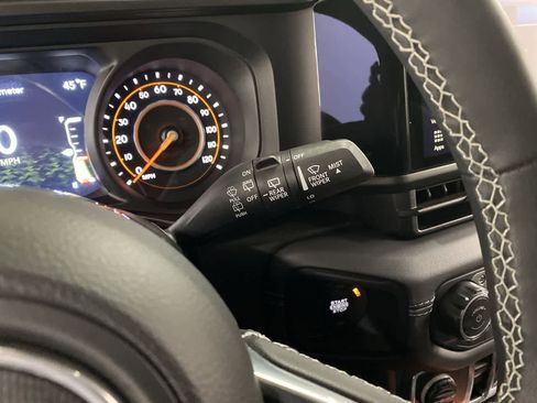 Used 2025 Jeep Wrangler Sahara image 22