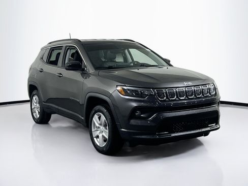 Used 2022 Jeep Compass Latitude AWD/4WD image 3