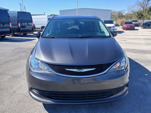 Used 2017 Chrysler Pacifica Touring image 3