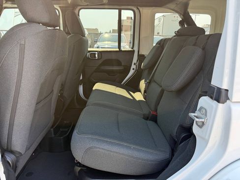 Used 2025 Jeep Wrangler Unlimited Sahara AWD/4WD image 19