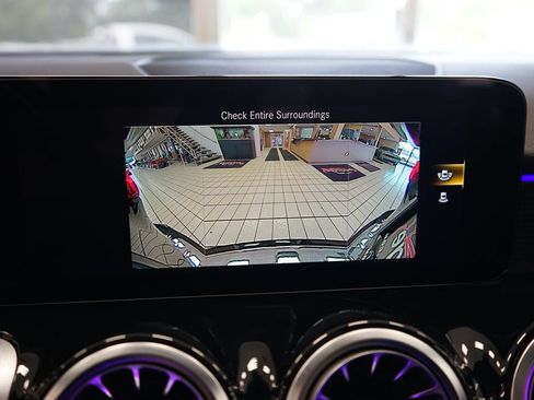 Used 2023 Mercedes-Benz GLB 250 4MATIC w/ Premium Package image 34