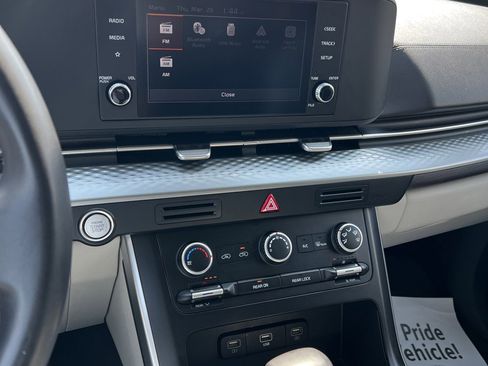 Used 2024 Kia Carnival LX image 24