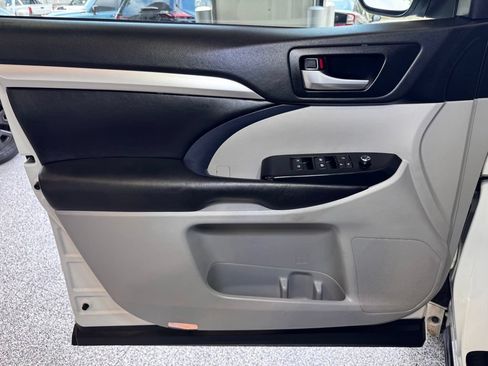 Used 2018 Toyota Highlander XLE FWD image 21