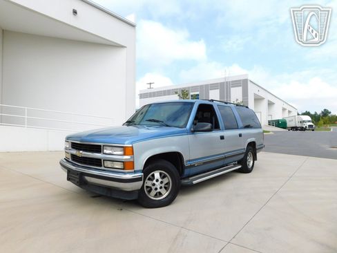Used 1995 Chevrolet Suburban image 2