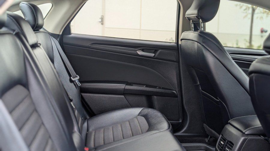 Used 2018 Ford Fusion SE w/ Equipment Group 201A FWD image 23