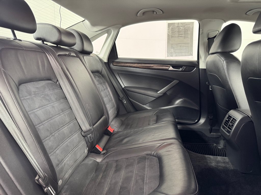 Used 2015 Volkswagen Passat TDI SEL Premium FWD image 16