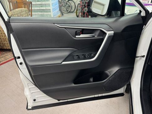 Used 2025 Toyota RAV4 XLE AWD/4WD image 18