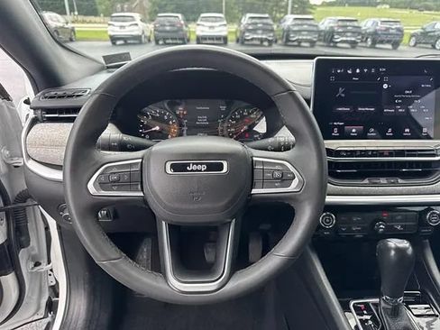 Used 2024 Jeep Compass Latitude AWD/4WD image 9