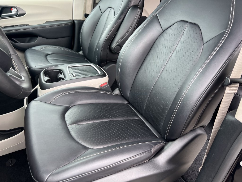 Used 2024 Chrysler Pacifica Touring-L FWD image 11