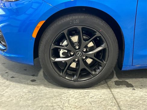 New 2026 Chrysler Pacifica Limited image 11