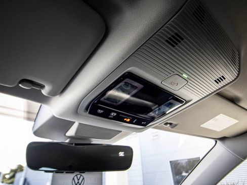 Certified 2025 Volkswagen Tiguan SE image 34