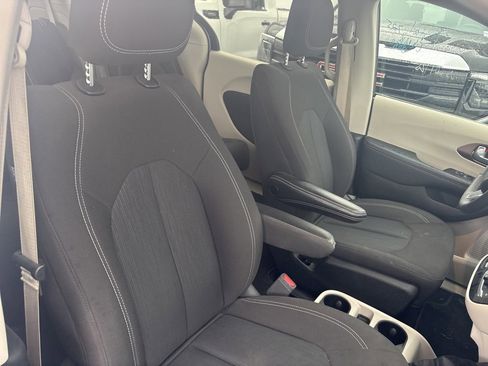 Used 2024 Chrysler Voyager LX image 14