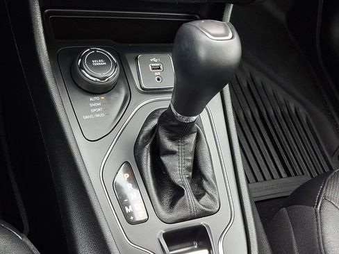 Used 2020 Jeep Cherokee Latitude Lux w/ Comfort/Convenience Group image 18