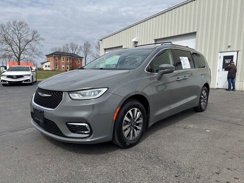 Used 2021 Chrysler Pacifica Touring-L image 3
