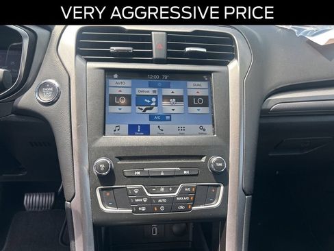 Used 2017 Ford Fusion SE w/ Fusion SE Technology Package FWD image 17