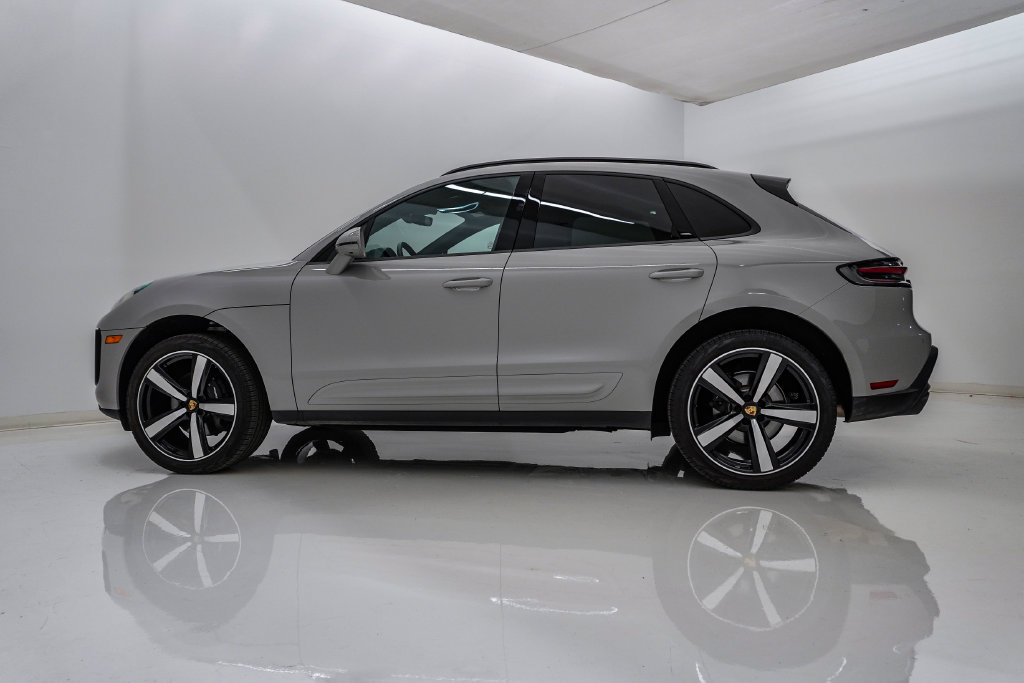 Certified 2026 Porsche Macan AWD/4WD image 2