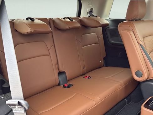 Used 2025 Nissan Pathfinder Platinum image 12