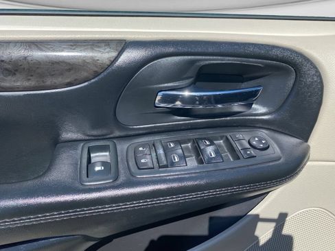 Used 2019 Dodge Grand Caravan SE FWD image 23