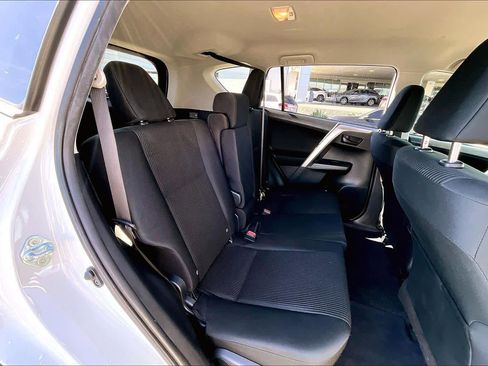 Used 2018 Toyota RAV4 LE w/ Carpet Mat Package image 20