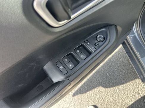 Used 2025 Hyundai Venue SEL FWD image 17