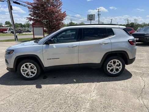 Used 2024 Jeep Compass Latitude w/ Convenience Group AWD/4WD image 18