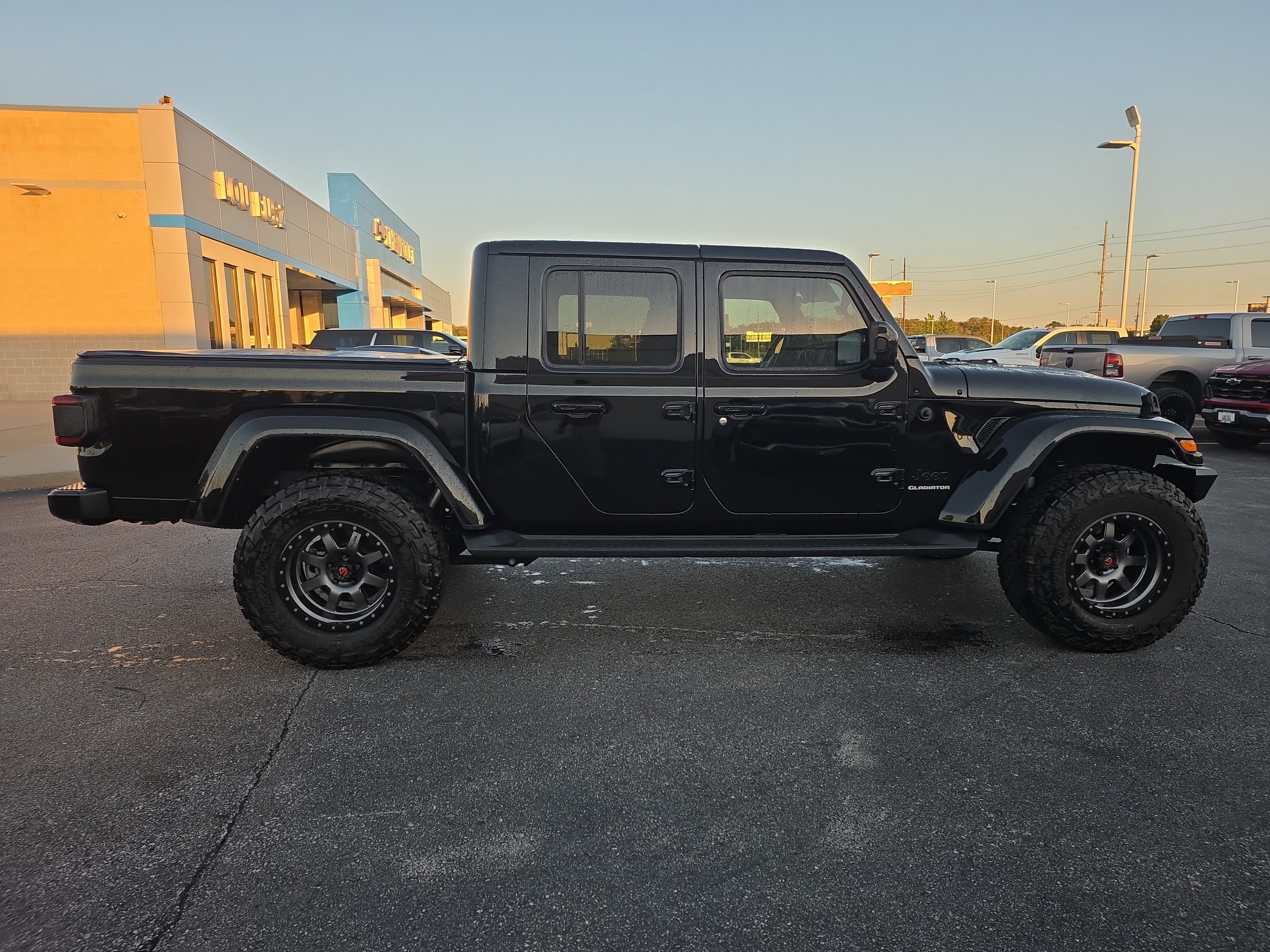 Used 2021 Jeep Gladiator Overland AWD/4WD image 3