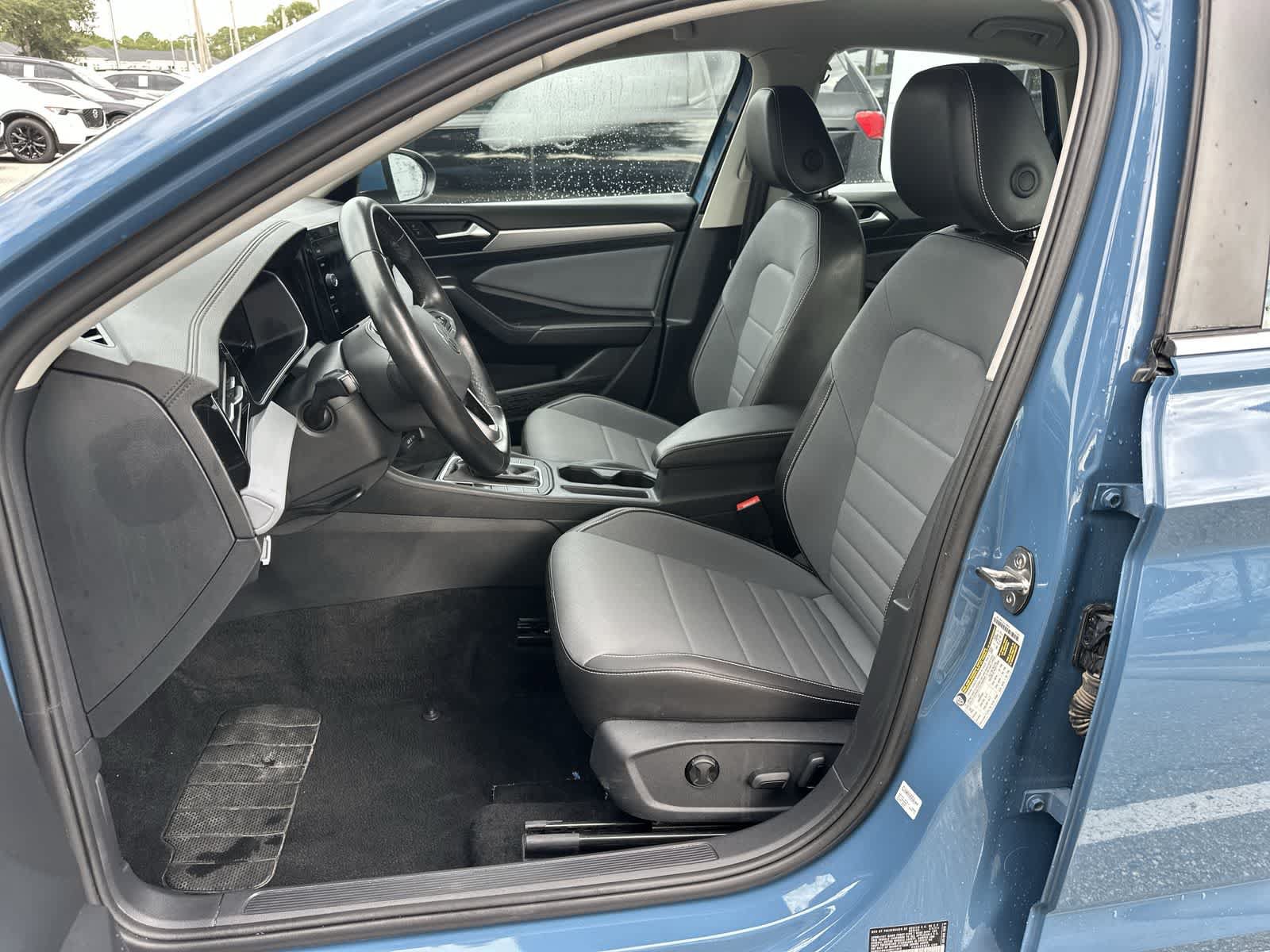 Used 2025 Volkswagen Jetta SE FWD image 3