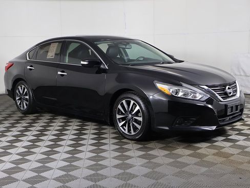 Used 2017 Nissan Altima 2.5 SL w/ Moonroof Package image 2
